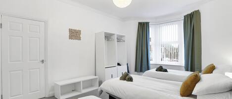 2 多间卧室、熨斗/熨衣板、上网接入、床单