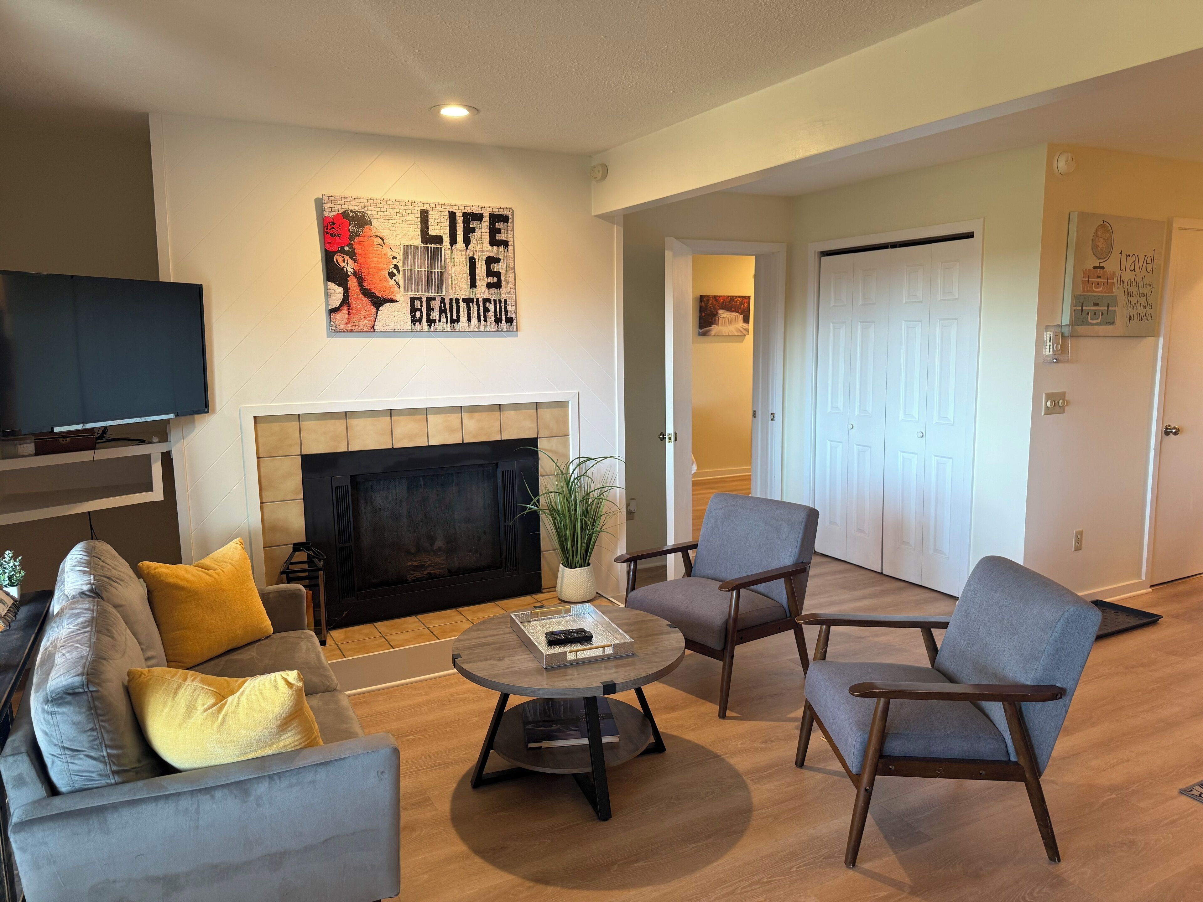 Smart TV, fireplace