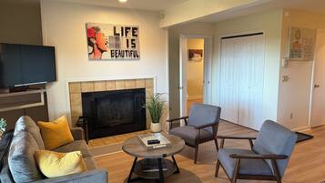 Smart TV, fireplace