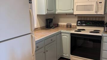 Køleskab, ovn, kogeplade, opvaskemaskine