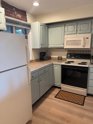 冷蔵庫、オーブン、コンロ、食器洗い機