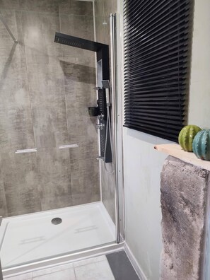 Bruser, hårtørrer, håndklæder, Sæbe