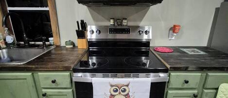 Jääkaappi, mikroaaltouuni, uuni, liesi