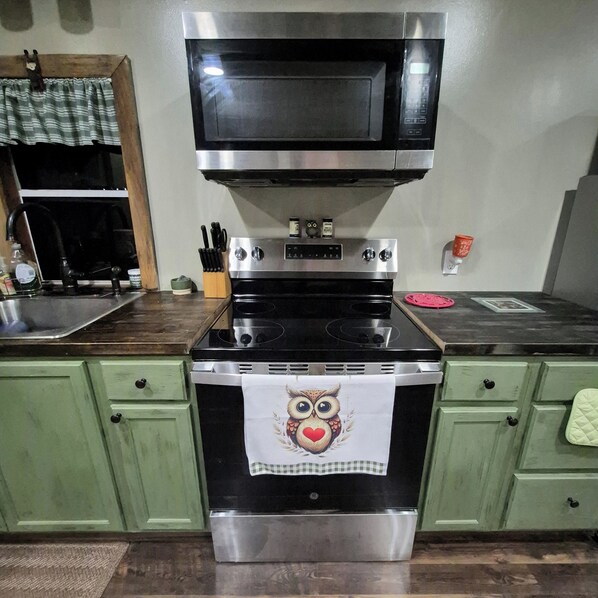 Køleskab, mikrobølgeovn, ovn, kogeplade