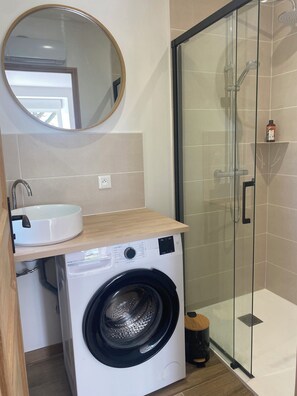 Sèche-cheveux, serviettes fournies, savon, papier toilette