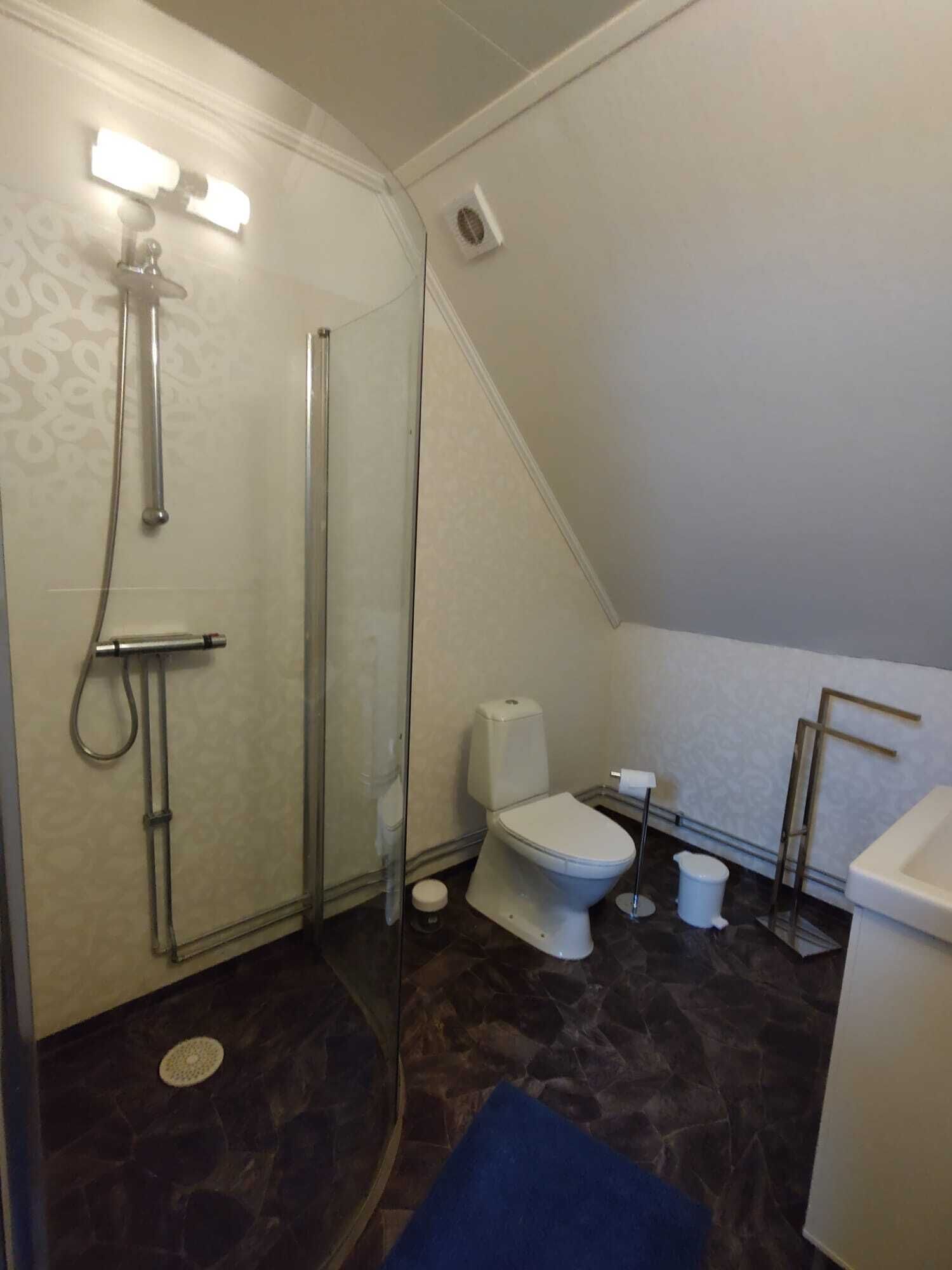 Perhetalo, 3 makuuhuonetta, lemmikit sallittu, jokinäköala | Kylpyhuone