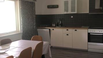 Family House, 3 Bedrooms, Pets allowed, River View | Private kitchen