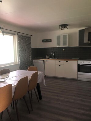 Casa familiar, 3 habitaciones, Se admiten mascotas, vistas al río | Cocina privada