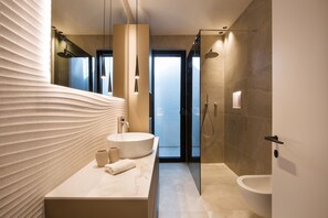 Doccia, asciugacapelli, bidet, asciugamani