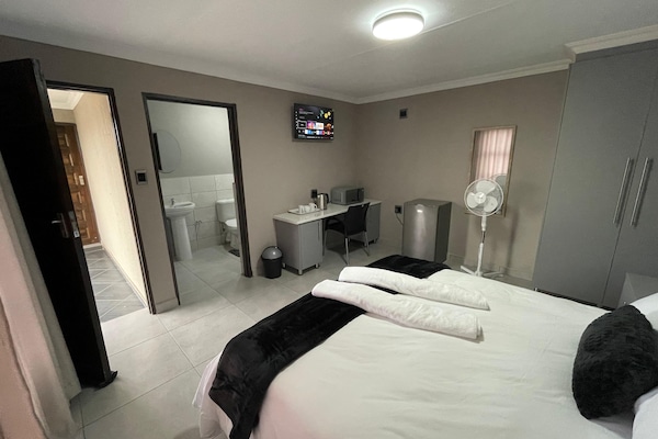 Quarto casal luxo, varanda | Escrivaninha, espaço de trabalho para notebook