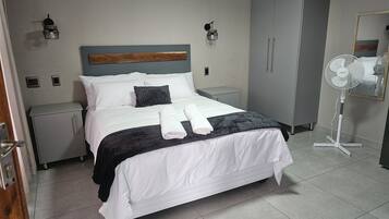 Kamar Double Deluks, patio | Meja kerja, ruang kerja ramah laptop, dan setrika/meja setrika