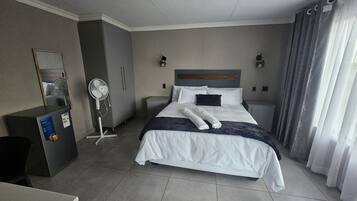 Deluxe-Doppelzimmer, Terrasse | Schreibtisch, laptopgeeigneter Arbeitsplatz, Bügeleisen/Bügelbrett