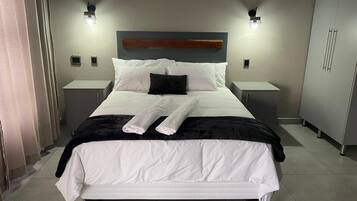 Kamar Double Deluks, patio | Meja kerja, ruang kerja ramah laptop, dan setrika/meja setrika