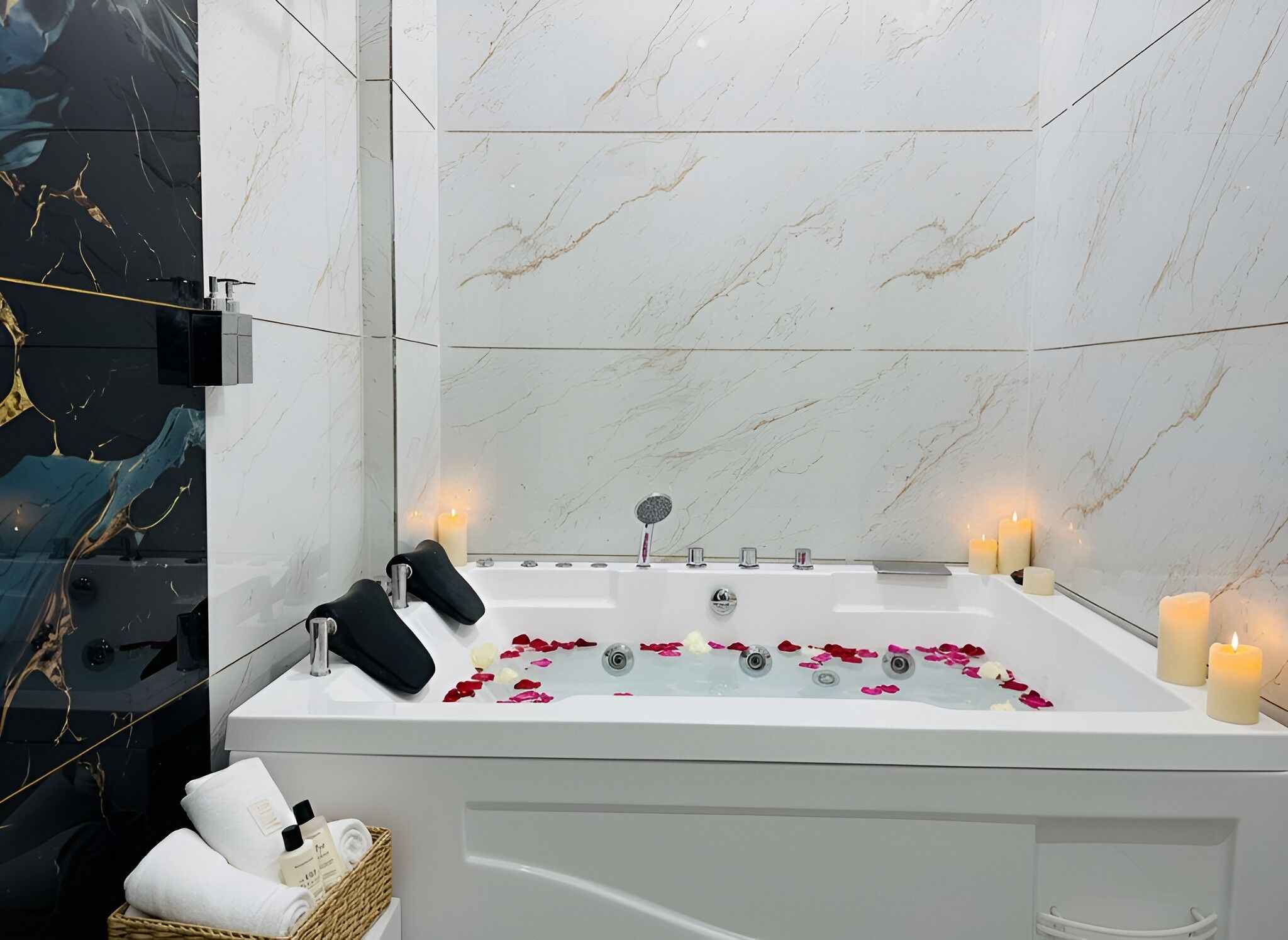 Suite Royal, balcón, vista a la ciudad | Baño | Regadera, amenidades de baño ecológicas, secadora de cabello, pantuflas 