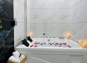 جناح ملكي - بشرفة - منظر للمدينة | حمام | تجهيزات دش، مستلزمات للعناية الشخصية صديقة للبيئة، مجففات شعر