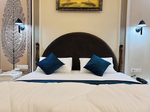 Deluxe Room, 1 King Bed | Premium bedding, down comforters, memory foam beds, desk