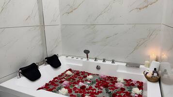 Suite Royal, balcone, vista città | Bagno | Doccia, asciugacapelli, asciugamani, sapone