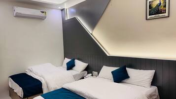 Kamar Twin Keluarga, 2 Tempat Tidur Double | Meja kerja dan Wi-Fi gratis