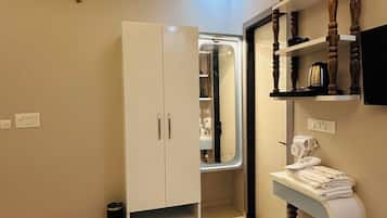 Royal Suite, Balcony, City View | Premium bedding, down comforters, memory foam beds, desk