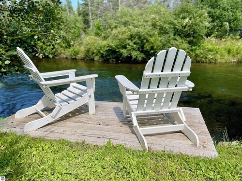 River Camp Retreat, Sublime 3-bedroom River Front Cottage in Traverse City