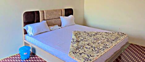 Eenvoudige tweepersoonskamer, voor 1 persoon, balkon, uitzicht op de stad | Een kluis op de kamer, een bureau, een laptopwerkplek