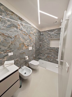 Dusch, bubbelbadkar, hårtork och bidé