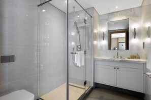Bruser, hårtørrer, bidet, håndklæder