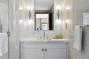 Regadera, secadora de cabello, bidet, toallas 