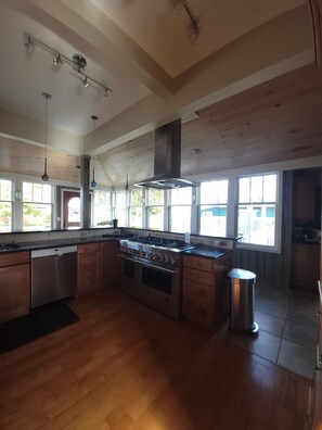 Mikrovågsugn, ugn, spishäll och diskmaskin