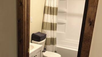 Secador de pelo, toallas y papel higiénico