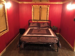 Tabla de planchar con plancha, internet y ropa de cama