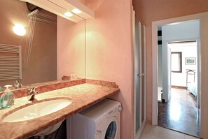 Douche, sèche-cheveux, bidet, serviettes fournies