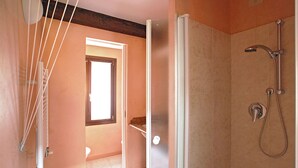 Ein Badezimmer mit Dusche, Toilette und Waschbecken.