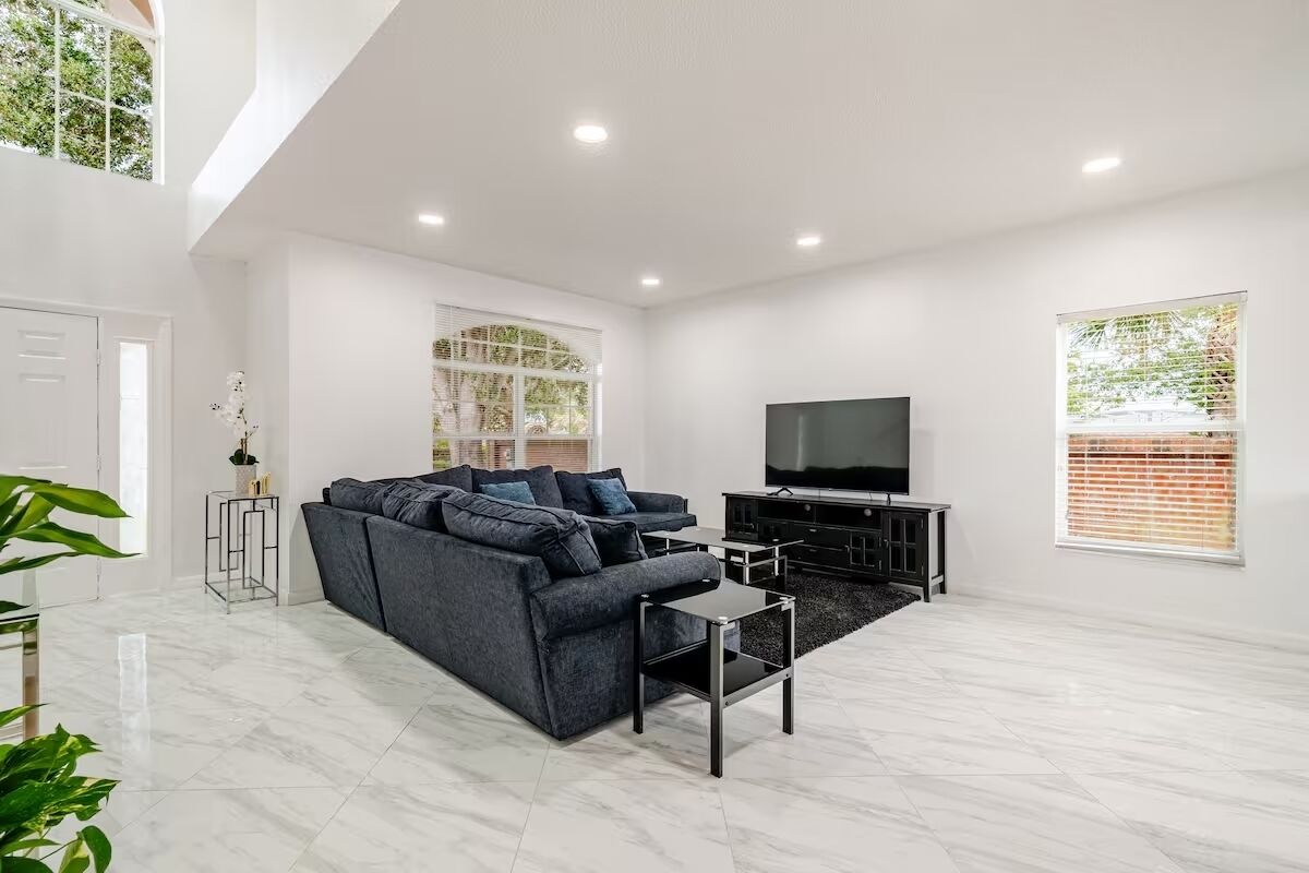 スマートテレビ、暖炉、書庫、PC モニター