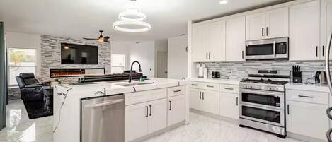 Refrigerador, microondas, horno, placa de cocina