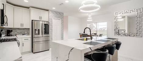 冷蔵庫、電子レンジ、オーブン、コンロ