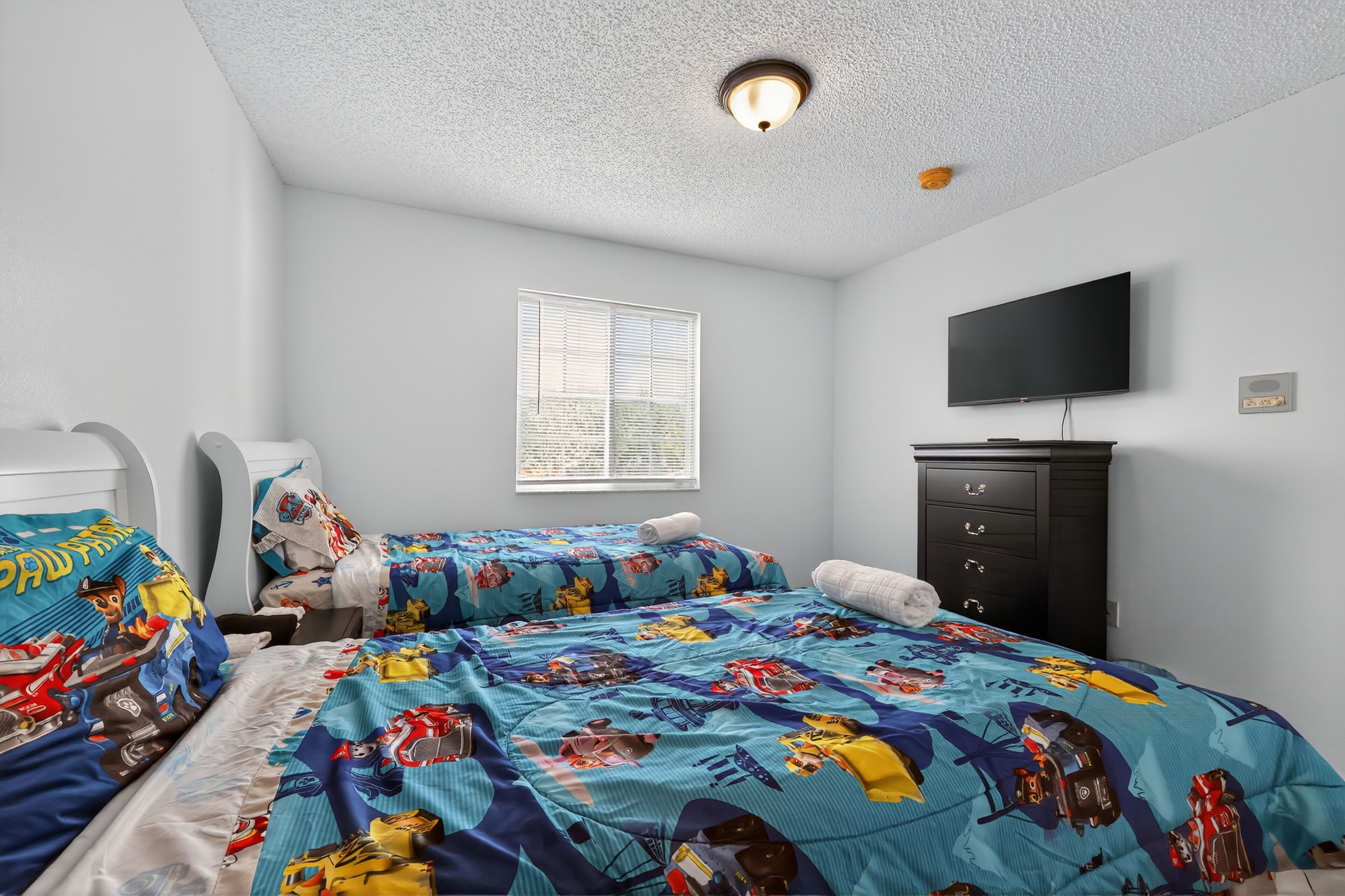 4 bedrooms, desk, iron/ironing board, travel crib