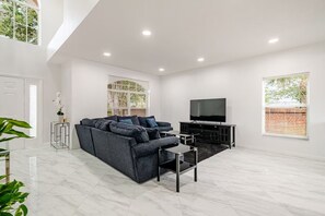 Smart TV, fireplace, books, computer monitors - Luxury 4BR Villa Near Disney – Private Pool, Themed Rooms, BBQ & a Large Patio! (Kissimmee)