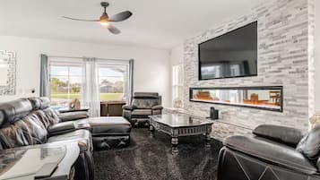 Smart TV, chimenea, libros y monitor de computadora