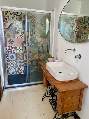 Douche, sèche-cheveux, bidet, serviettes fournies