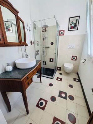 Douche, séchoir à cheveux, bidet, serviettes fournies