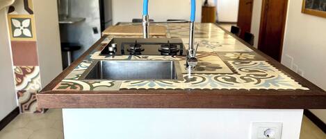 冷蔵庫、電子レンジ、オーブン、コンロ