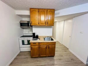 冷蔵庫、電子レンジ、オーブン、コンロ