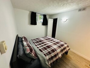 1 غرفة نوم ومكواة/لوح كي وواي فاي مجانًا وملاءات أسرّة