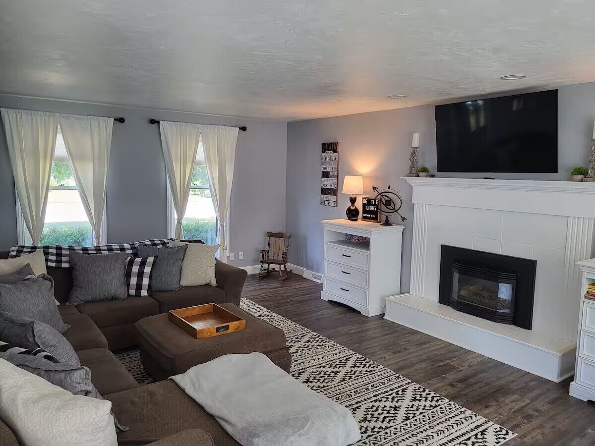 Cozy 5 Br 3.5 Bath Home With Features That's Great And Fun For The Entire Family - Hobart, WI