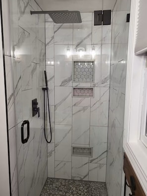 Dusche, Bidet, Handtücher, Seife