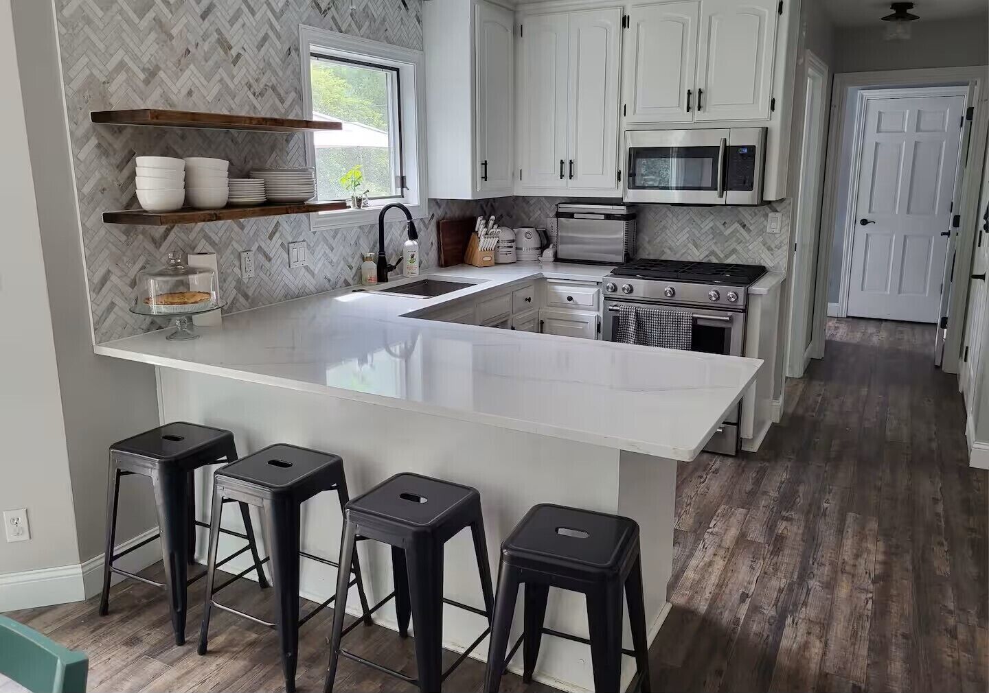 Mikrobølgeovn, ovn, kokeplater og oppvaskmaskin