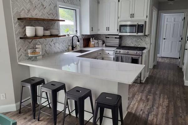 Mikrobølgeovn, ovn, kokeplater og oppvaskmaskin