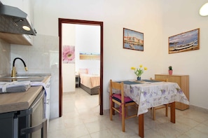 Fridge, microwave, stovetop, coffee/tea maker - Holiday apartment mit Klimaanlage und Terrasse (Barbariga)