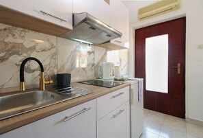 Fridge, microwave, stovetop, coffee/tea maker - Holiday apartment mit Klimaanlage und Terrasse (Barbariga)